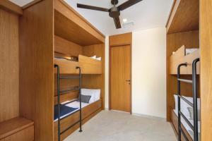 Katil dua tingkat atau katil-katil dua tingkat dalam bilik di Villa Selong Belanak - Private Beach Access
