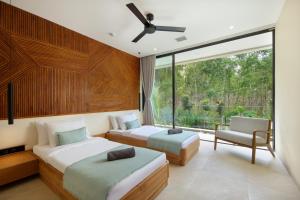 Tempat tidur dalam kamar di Villa Selong Belanak - Private Beach Access