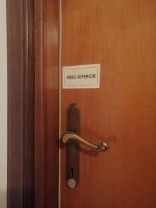 una puerta de madera con un cartel que diga King Superior en Suite 7, en Paglieta