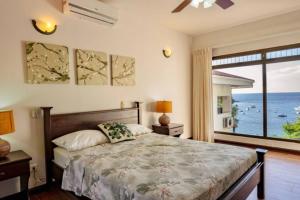 1 dormitorio con 1 cama y vistas al océano en Casa Christopher, en Ocotal
