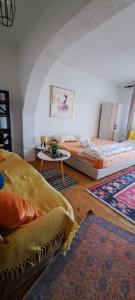 sypialnia z 2 łóżkami, stołem i dywanami w obiekcie Skopje with you! w mieście Vodno