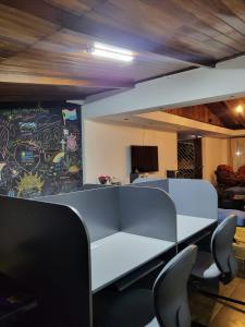 Eco Stay Hostel في سان خوسيه: قاعة اجتماعات مع طاولة بيضاء وكراسي