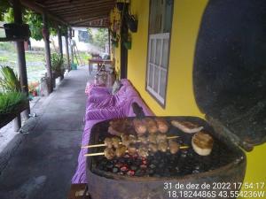una griglia con carne e altri prodotti alimentari di Sítio Candeias - Diamantina MG a Diamantina