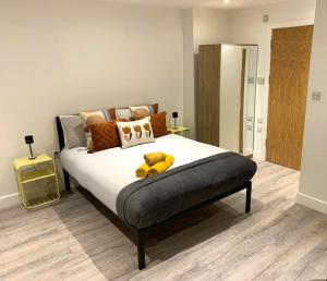 Modern Studio Flat near Highbury & Islington station tesisinde bir odada yatak veya yataklar