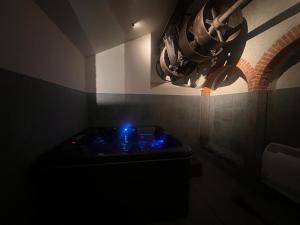 TV a/nebo společenská místnost v ubytování Gite Roche Des Ducs avec Piscine toute l'année, Spa, Sauna, Hammam