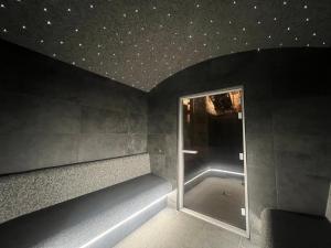 Fotografie z fotogalerie ubytování Gite Roche Des Ducs avec Piscine toute l'année, Spa, Sauna, Hammam v destinaci Rochesson
