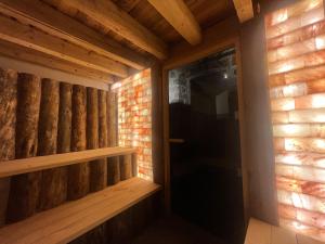 Fotografie z fotogalerie ubytování Gite Roche Des Ducs avec Piscine toute l'année, Spa, Sauna, Hammam v destinaci Rochesson