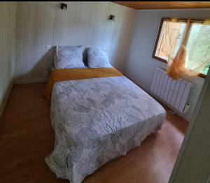 a small bedroom with a bed and a window at Maison de vacances in Sapois