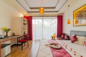 um quarto com uma cama, uma secretária e uma cozinha em Angkor Rithy Residences em Phumĭ Ta Phŭl