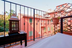 un balcón con un banco y un edificio de color naranja en Casa Miramonte, en Bolonia