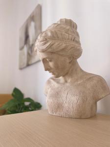 Um busto de uma mulher sentada numa mesa em Sister's Suites Rooms em Palermo