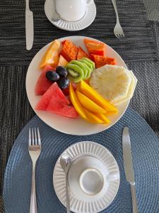 un plato de frutas y hortalizas en una mesa en Charlotte House en Canoa Quebrada