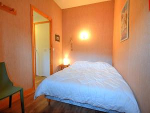 ein Schlafzimmer mit einem weißen Bett in einem Zimmer in der Unterkunft Appartement Morzine, 3 pièces, 6 personnes - FR-1-524-72 in Morzine