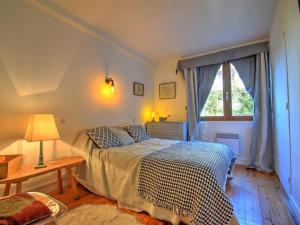 1 dormitorio con cama y ventana en Appartement Morzine, 3 pièces, 6 personnes - FR-1-524-97, en Morzine