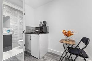 Una cocina o cocineta en Luxury Ensuite Room in Finsbury Pak London N19