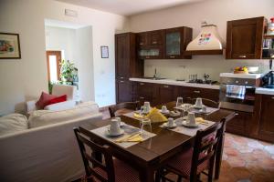 a kitchen and living room with a table and chairs at Agriturismo Al Casalicchio in Foria