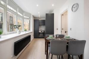 cocina y comedor con mesa y sillas en Luxury 1 Bed Flat - Shoreditch, Spitalfields & The City of London en Londres