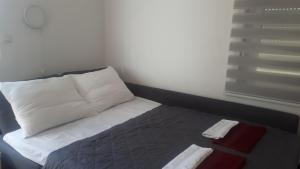 ein Schlafzimmer mit einem Bett mit zwei Handtüchern darauf in der Unterkunft Guest house Limes in Zatonje