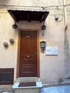 a wooden door on the side of a building at Casa vacanze bacio del sole in Palermo
