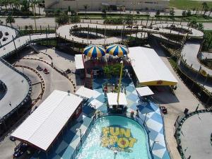 un parque de atracciones con piscina y un paseo en Clarion Inn International Drive, en Orlando