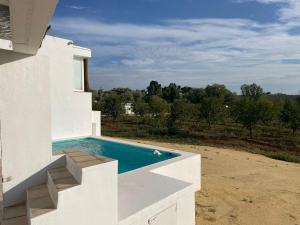 ein Pool an der Seite eines Hauses in der Unterkunft Estupenda casa rural en Hinojos in Hinojos