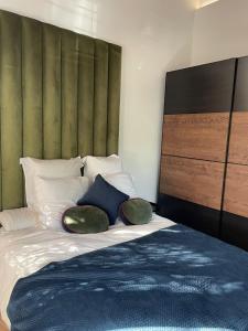 ein Schlafzimmer mit einem großen Bett mit zwei Kissen darauf in der Unterkunft Estupenda casa rural en Hinojos in Hinojos