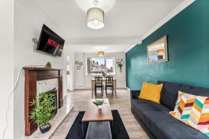 uma sala de estar com um sofá e uma lareira em Stunning Abode in Ashford - Parking - Sleeps 7 em Skegby