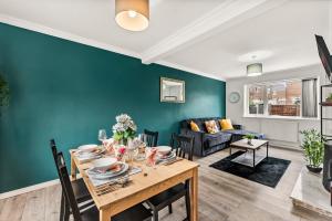 uma sala de estar com uma mesa e um sofá em Stunning Abode in Ashford - Parking - Sleeps 7 em Skegby