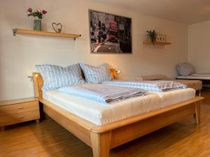 un letto in un soggiorno con di Traumhaft große Ferienwohnung nähe Attersee a Sankt Georgen im Attergau
