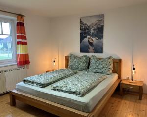 um quarto com uma cama grande e 2 mesas de cabeceira em Traumhaft große Ferienwohnung nähe Attersee em Sankt Georgen im Attergau