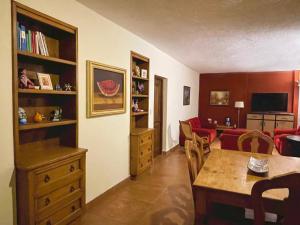 uma sala de estar com uma mesa e uma sala de jantar em LAS ALAMEDAS Departamentos céntricos con estacionamiento privado em Guanajuato