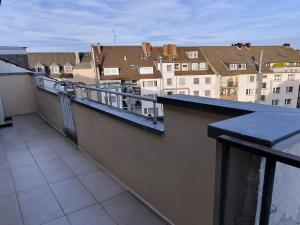 d'un balcon avec vue sur certains bâtiments. dans l'établissement Rheinmetropole Hotel, à Düsseldorf