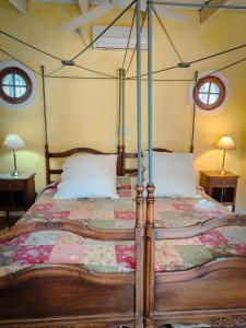 1 dormitorio con 1 cama con dosel y 2 ventanas en Amelie en San Javier