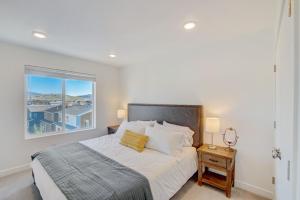 - une chambre avec un grand lit et une fenêtre dans l'établissement Luxurious Townhome & Rooftop Hot Tub in Park City, à Park City