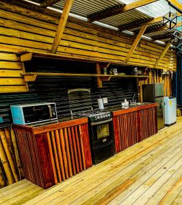 eine Küche mit Arbeitsflächen aus Holz und einem Herd im Zimmer in der Unterkunft Suites Bocas del Toro in Carenero