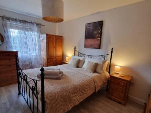 a bedroom with a bed with two night stands and two lamps at Spacious two bedroom apartment with one parking space in Thame