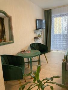 salon ze stołem i 2 krzesłami w obiekcie Antjes Schmankerlhotel und Restaurant w mieście Tröstau