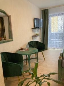 a living room with a table and two chairs at Antjes Schmankerlhotel und Restaurant in Tröstau