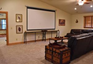 Χώρος καθιστικού στο Whitetail Cabin