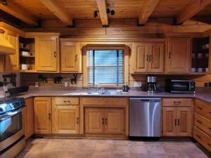 Η κουζίνα ή μικρή κουζίνα στο Whitetail Cabin