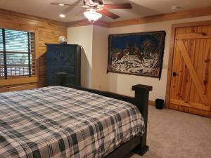 Ένα ή περισσότερα κρεβάτια σε δωμάτιο στο Whitetail Cabin