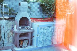 スコペッロにあるTwo Steps From The Seaの庭に屋外オーブンが備わります。