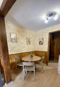 埃爾韋魯埃科的住宿－La Casita El Berrueco，一间带桌椅的用餐室