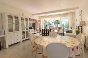 a dining room with a table and chairs at VILLA LES PALMIERS in Palavas-les-Flots