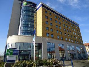 a large building with a flag in front of it at Two Bedroom Apartment near Central Line in London