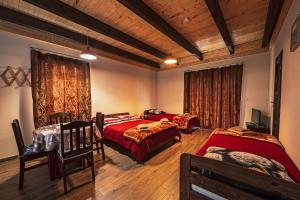 um quarto com 2 camas com edredão vermelho em Apartamenty - Grądzkie 19 em Grądzkie