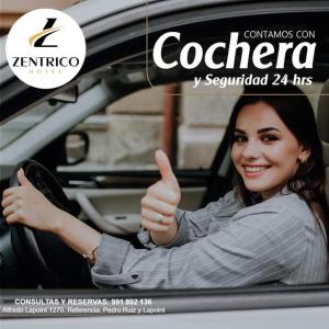 una mujer dando un pulgar hacia arriba mientras se sienta en un coche en Zentrico Hotel, en Chiclayo
