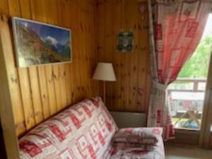 sala de estar con sofá y ventana en La Coupe De Cristal en Saint-Gervais-les-Bains