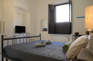 - une chambre avec un lit et 2 serviettes dans l'établissement La finestra sul viale, à Pise