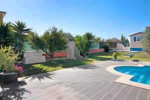 a backyard with a swimming pool and a house at Mobile Home 1 - Olhão in Quelfes